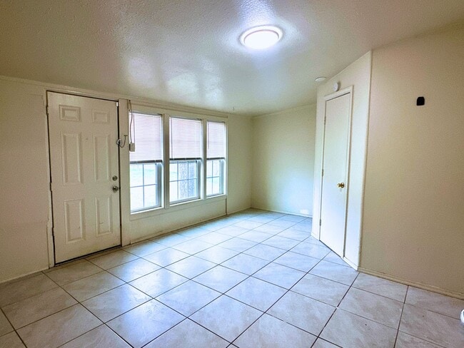 Building Photo - Charming 3/1 for Summer 2025 PreLease!