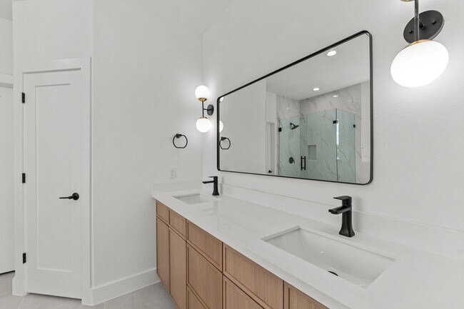 Building Photo - 3348 Sauer St