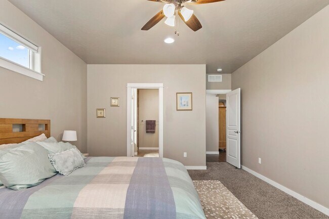 Building Photo - 3 - Bedroom Meridian home on corner lot!!