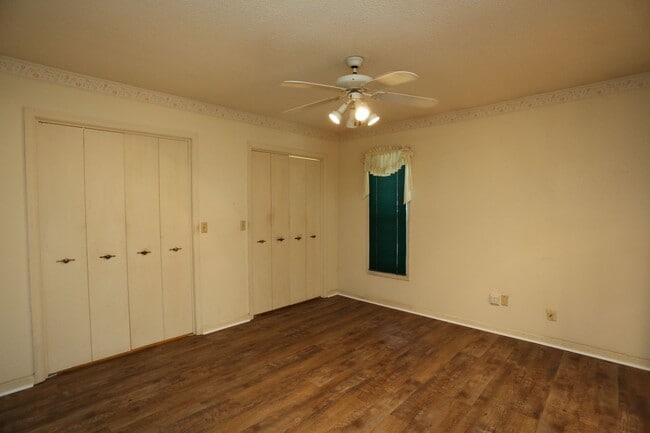 Building Photo - 2 Bedroom townhome