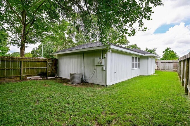 Building Photo - 8409 Bob White Dr