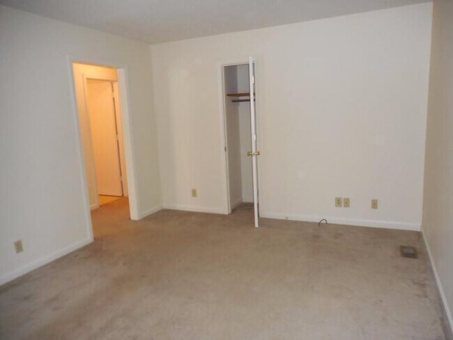 Building Photo - Conroy Avenue-311