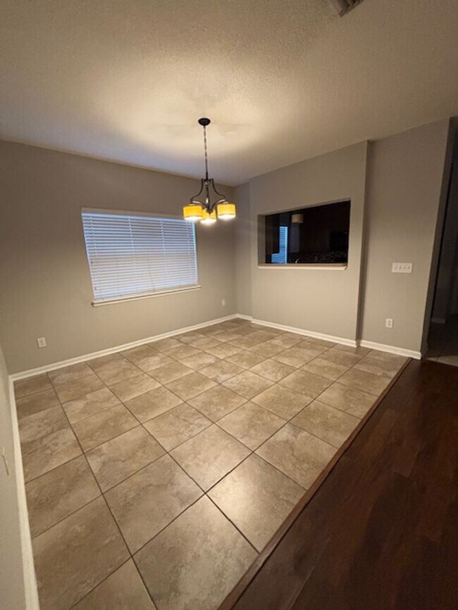 Building Photo - 3 Bed 2.5 Bath Pet Friendly End Unit Townhome in Gate Community with 2 Car Garage!