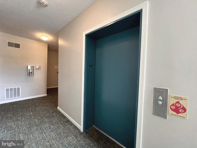 Building Photo - Beautiful 2 bedroom 2 baths condo in the gated community of Chestnut Point.