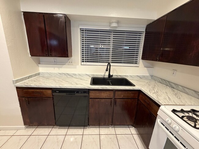 Building Photo - Move in ready 3 Bd 2BA home in upper NE Bakersfield