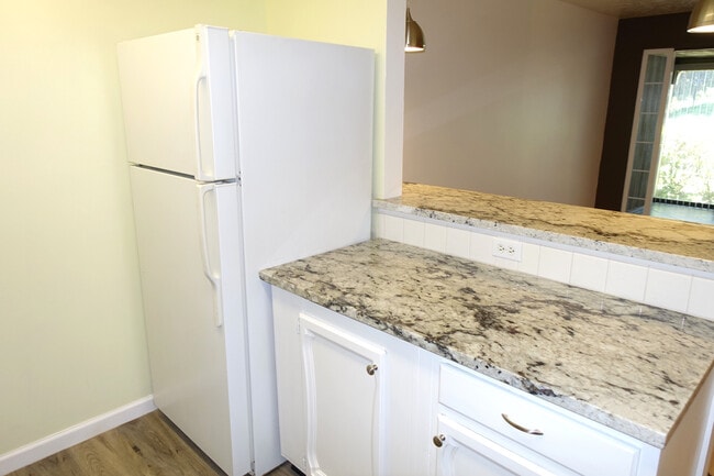 Building Photo - Updated Condo in Park-Like Setting