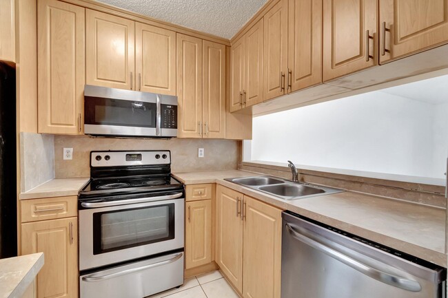 Building Photo - 8431 Royal Palm Blvd