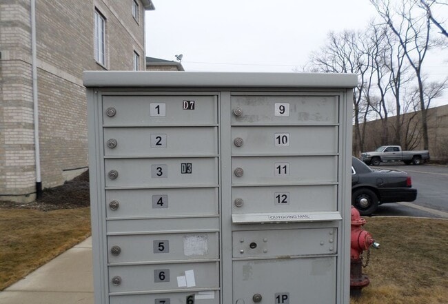 Building Photo - 183 E River Rd