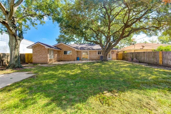 Building Photo - 1120 Mahlmann St