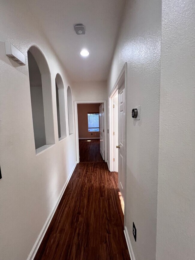 Building Photo - Super cute home with 3 car garage in a des...