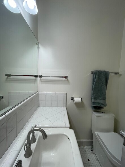 Building Photo - 264 E 4800 S