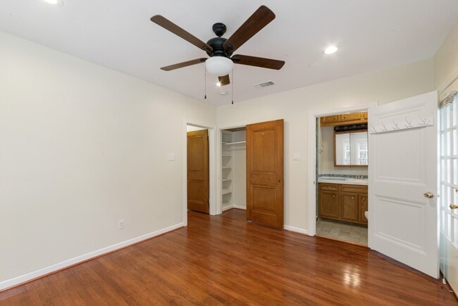 Building Photo - 5710 Greenbriar Dr