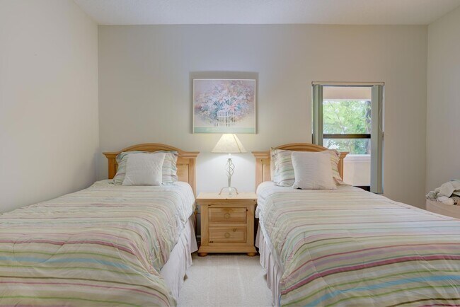 Building Photo - 200 Uno Lago Dr