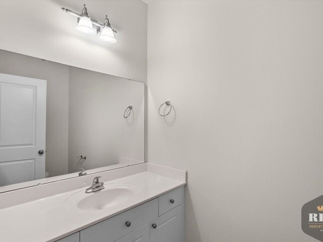 Building Photo - 3 Story Townhome, New Wood Floors, Great W...