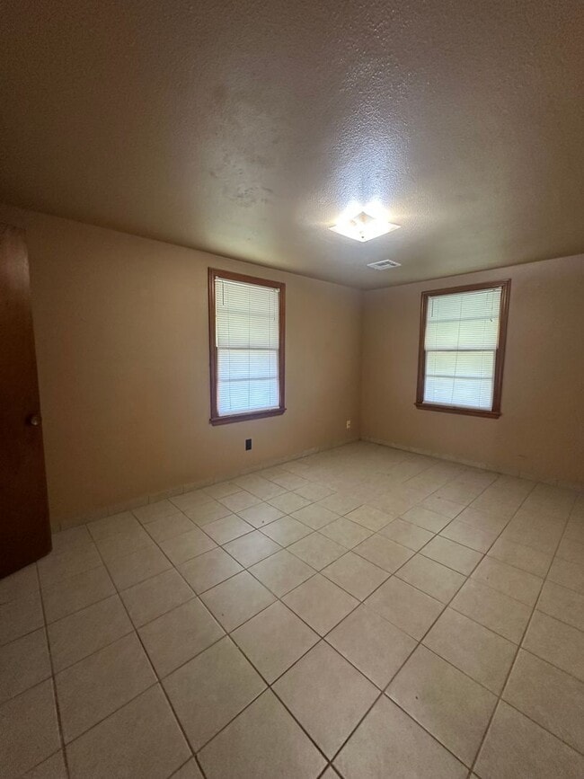Building Photo - 16881 Beau-Kay Dr
