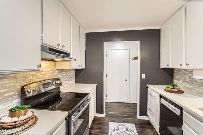 Building Photo - Beautifully Updated 2 Bedroom, 1.5 Bathroo...