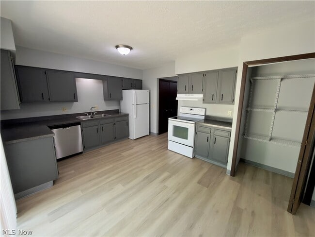 Building Photo - 2814 Forest Ln