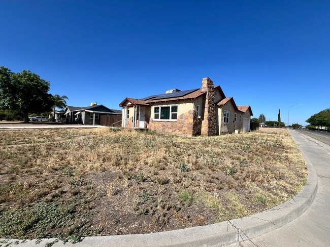 Building Photo - Madera home for rent- corner lot with solar