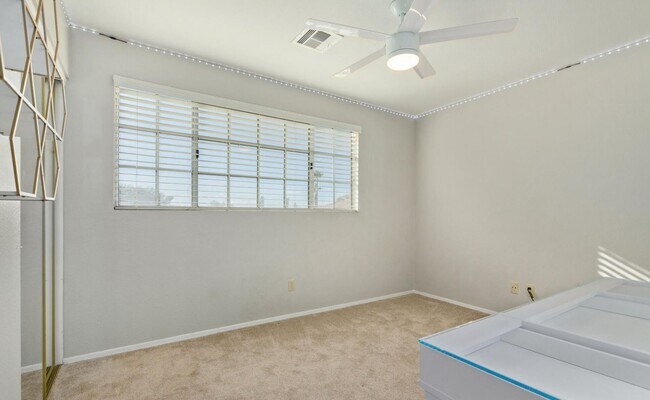 Building Photo - 3 BR 2.5 BA Glendale