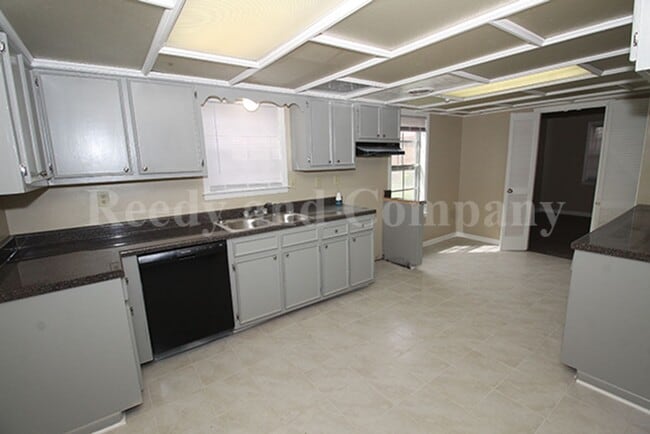 Building Photo - 5130 Queen Elizabeth Fwy