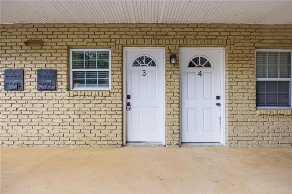 Building Photo - 21 Delmont Dr NE