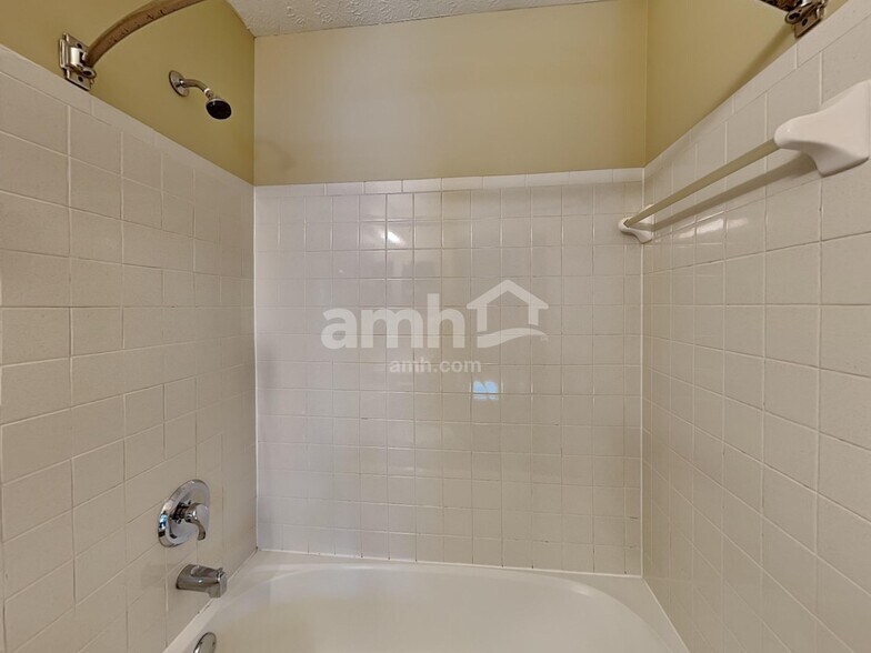 Building Photo - 1560 Mallard Cir E