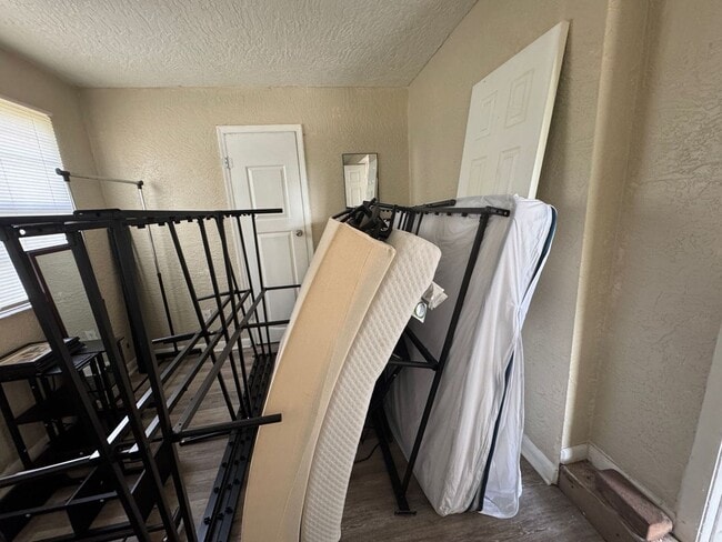 Building Photo - Spacious 4BR Home in Orlando – Move-In Ready with Parking & Great Location!
