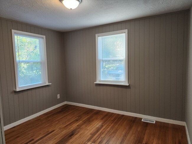 Building Photo - Charming 2 Bedroom with Large Backyard in ...