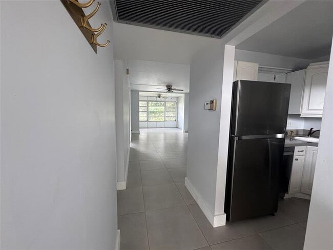 Building Photo - 9235 Lagoon Pl