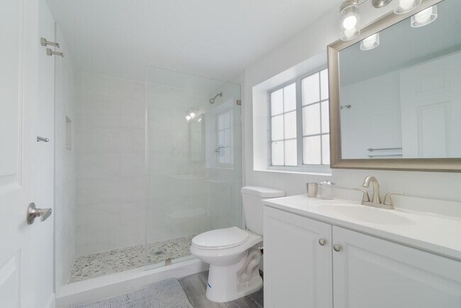 Building Photo - 800 Crestwood Ct S