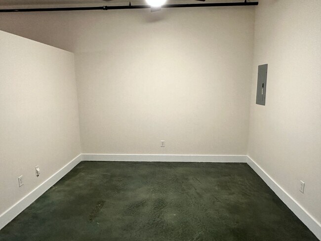 Building Photo - Adorable Studio Apartment in Plaza Midwood!!