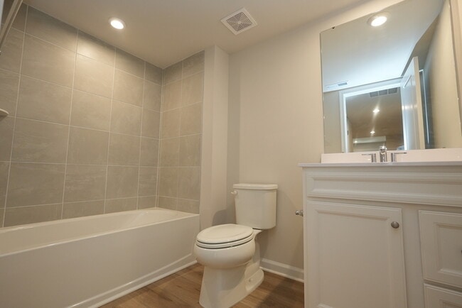 Building Photo - A large spacious home in Arbor St!