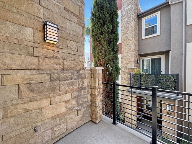 Building Photo - Stunning 3B/3.5BA Townhouse in Mission Val...