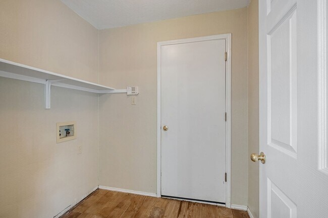 Building Photo - Stunning 4 Bedroom, 2.5 Bath Home in Block...