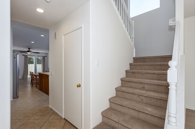 Building Photo - Spacious 3-bedroom with a Loft in Mission ...