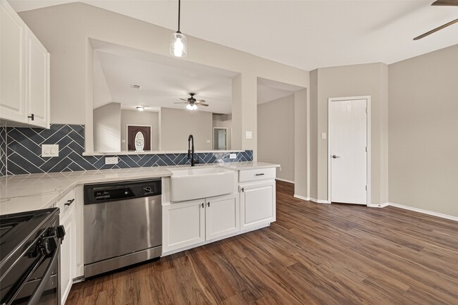 Building Photo - 9418 Belleclaire Ln