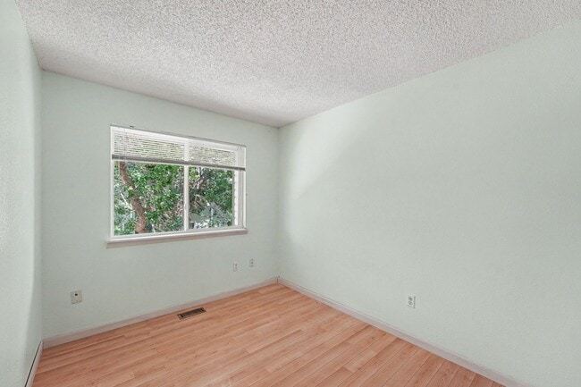 Building Photo - 1511 Seneca Cir