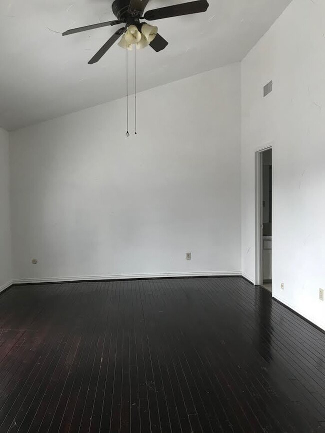 Building Photo - Attractive 3 bed / 2 bath family home