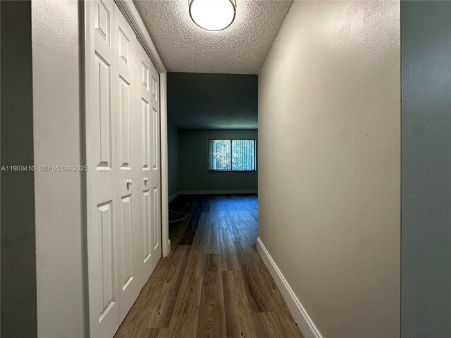 Building Photo - 403 Lakeview Dr