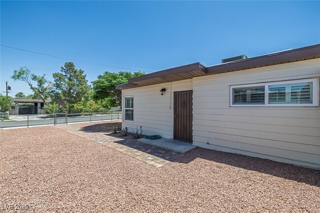 Building Photo - 1720 Eastwood Dr