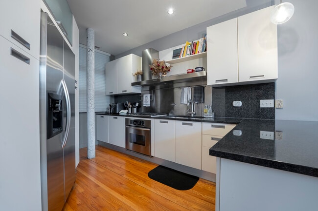 Building Photo - 2300 W Armitage Ave