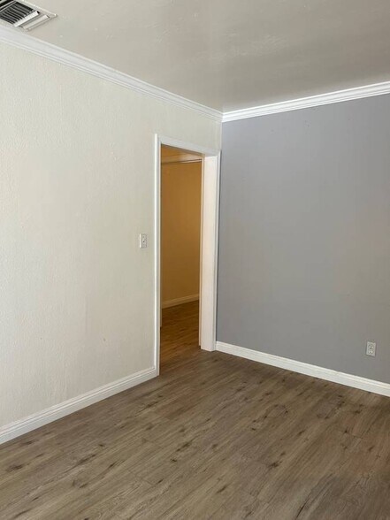 Building Photo - 1426 N Hollywood Way