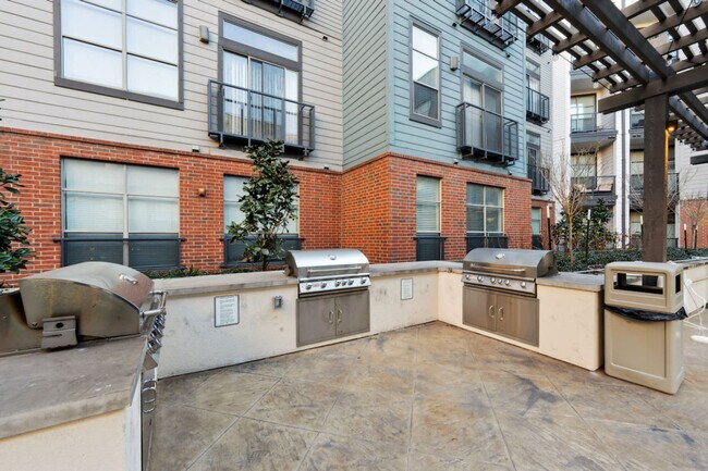 Building Photo - 2922 Elm St