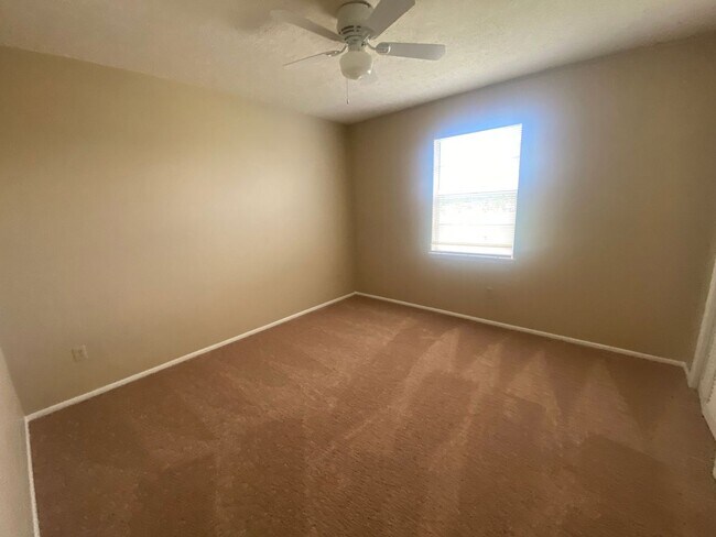 Building Photo - Large Townhome w/Master Balcony, Convenient to Tyndall AFB! *1/2 OFF Security Deposit for A-D Mil...