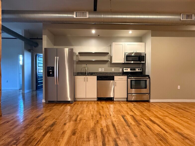 Kitchen - 148 S River Ave