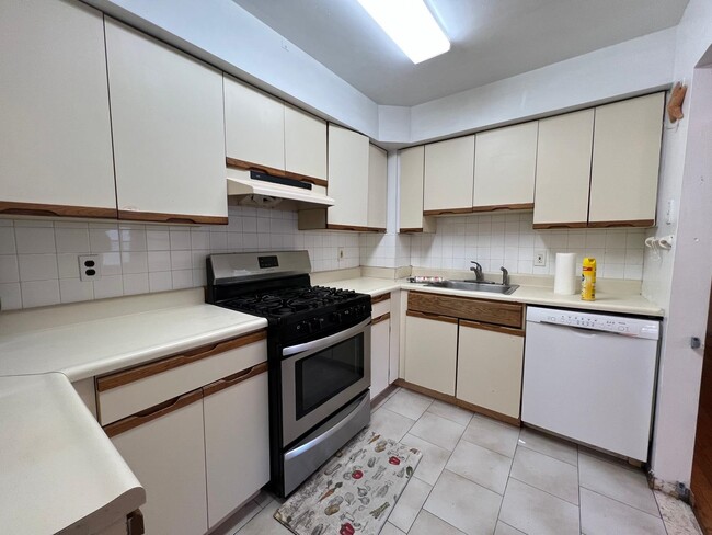 Building Photo - 52 Yale Ave