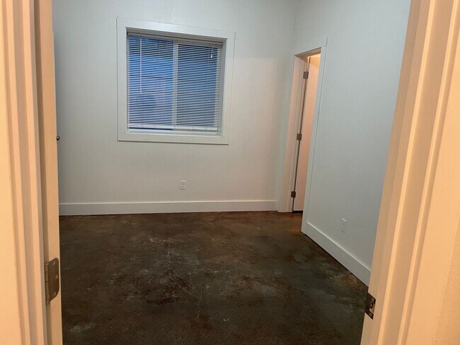 Building Photo - 320 S Asbury St