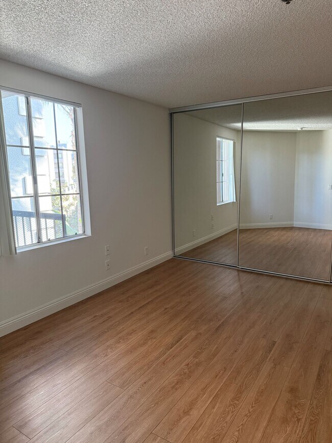 Building Photo - Excellent Value and Clean Apartment