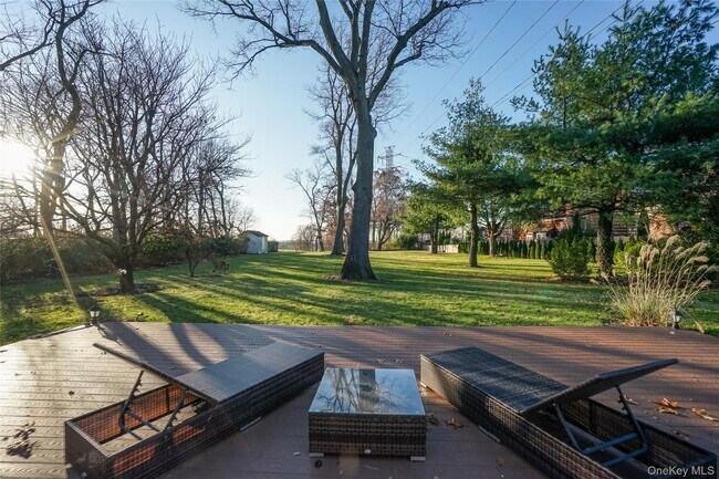 Building Photo - 1041 Glen Cove Ave