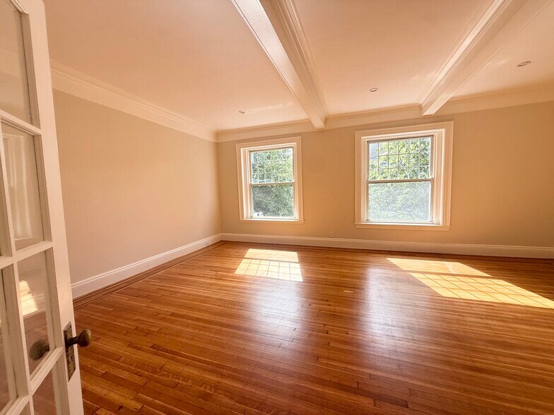 Building Photo - 1726 Beacon St